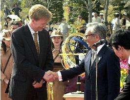 Dutch crown prince presents sundial at Japan Flora 2000